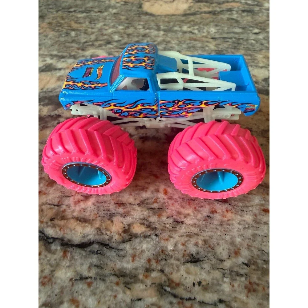 Hot Wheels Monster Truck Glow in the Dark PURE MUSCLE